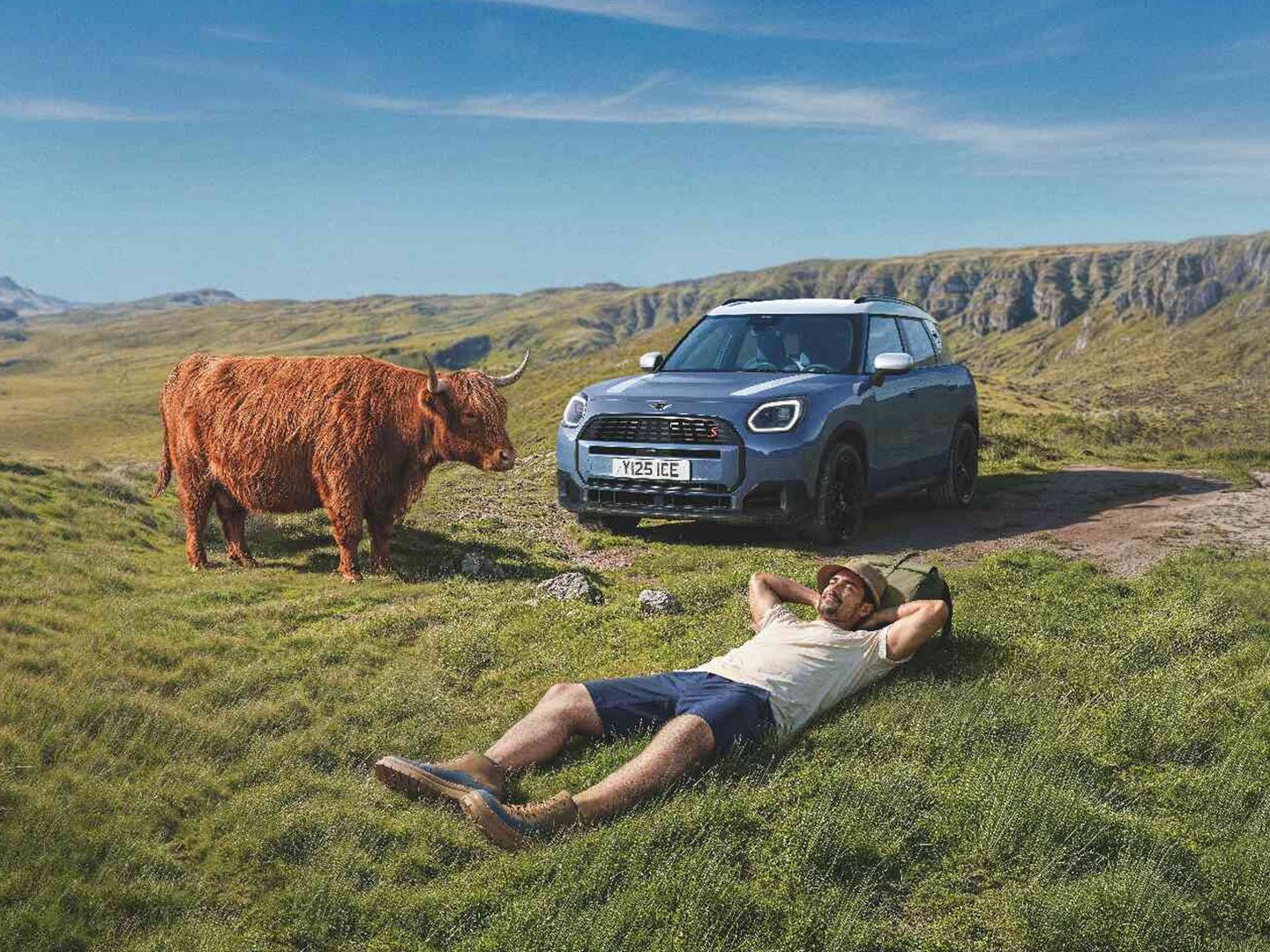 Donna che ricarica la MINI